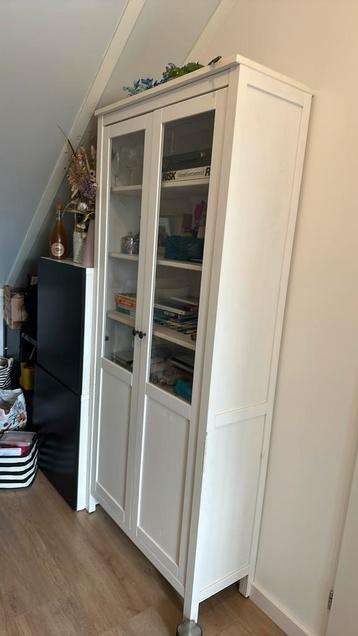 Witte vitrine kast (ikea, hemnes?) beschikbaar voor biedingen