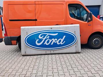 Grote oude Ford lichtbakplaat 245cm bij 125cm, met patina beschikbaar voor biedingen