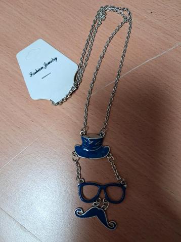 Ketting hoed bril snor  beschikbaar voor biedingen