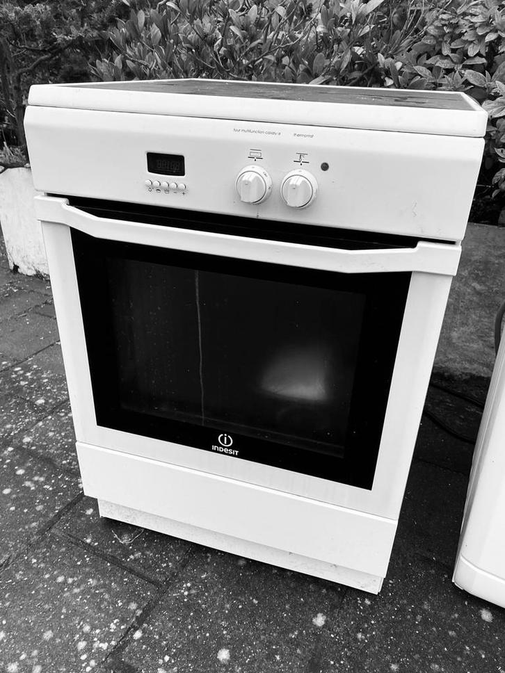 Elektrisch fornuis met perilex aansluiting twee of drie fase, Witgoed en Apparatuur, Fornuizen, Gebruikt, Vrijstaand, Keramisch