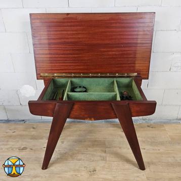 Vintage naaikastje van teakhout  / bijzettafel met klep 60s beschikbaar voor biedingen