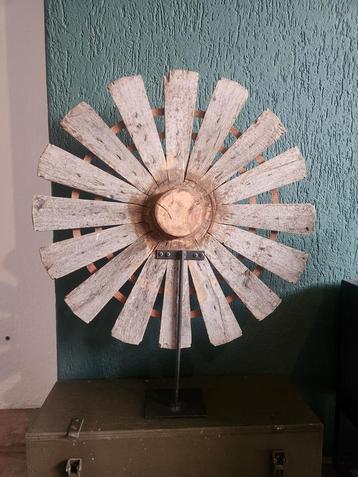 Landelijk decoratief windmolenrad op standaard  beschikbaar voor biedingen