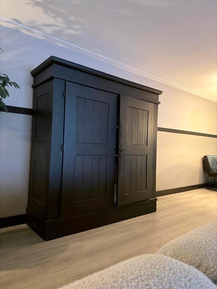 Mooie zwarte kast met deuren, Antiek en Kunst, Antiek | Meubels | Kasten, Ophalen