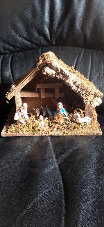 Kerststal met figuren beschikbaar voor biedingen