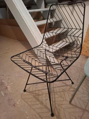 Industriële metalen stoel – modern design beschikbaar voor biedingen