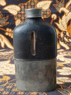 Mooie antieke Engelse zakfles van glas, tin en leder 14 cm.