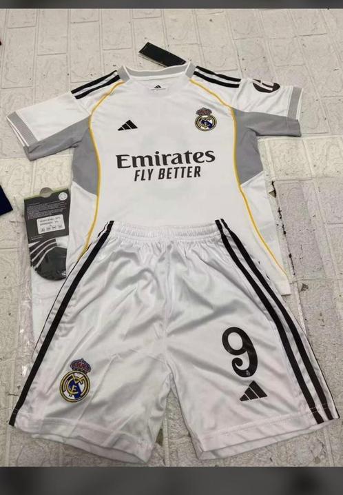 Nieuwe Real Madrid tenue, Sport en Fitness, Voetbal, Nieuw, Shirt, Maat XS of kleiner, Verzenden
