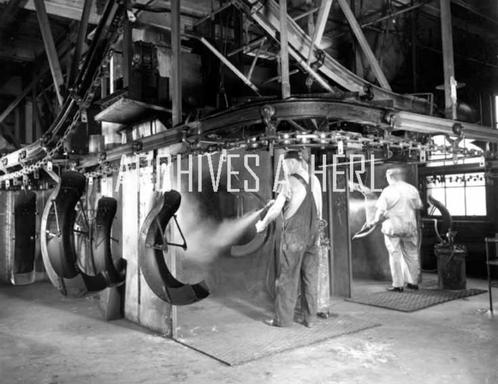 Harley Davidson factory – motorcycle fender painting 1940s -, Verzamelen, Foto's en Prenten, Nieuw, Foto, Overige onderwerpen