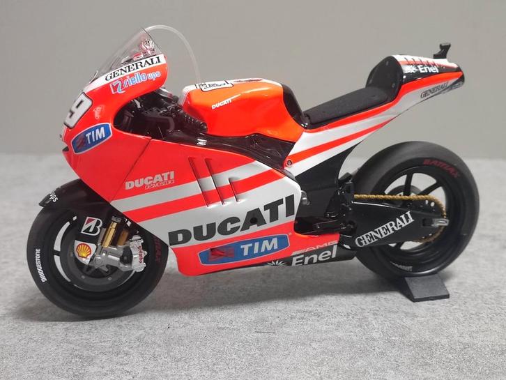 Minichamps: Ducati Desmosedici GP11.1 - Nicky Hayden, Hobby en Vrije tijd, Modelauto's | 1:5 tot 1:12, Zo goed als nieuw, Motor