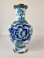 Florale cloisonné vaas, messing, China, midden 20e eeuw, Antiek en Kunst, Ophalen of Verzenden, Koper