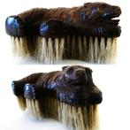 Black Forest kledingborstel beer met glazen ogen Zwarte Woud, Antiek en Kunst, Kunst | Beelden en Houtsnijwerken, Ophalen of Verzenden