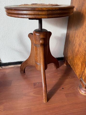 Antieke pianokruk / tabouret beschikbaar voor biedingen