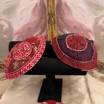 Prachtige  Antieke klederdracht mutsjes beschikbaar voor biedingen