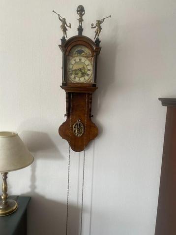 Authentieke Zaanse klok, prachtige wandklok met slinger  beschikbaar voor biedingen