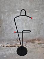 Unieke vintage dressboy zwart met rode accenten, Huis en Inrichting, Woonaccessoires | Kapstokken, Ophalen, Zo goed als nieuw