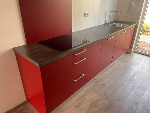 Rode parallel keuken (Beschikbaar eind augustus te Deventer), Huis en Inrichting, Keuken | Complete keukens, Zo goed als nieuw