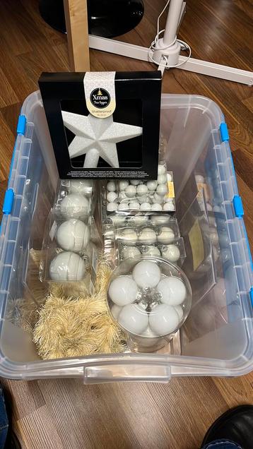 Witte kerstballen beschikbaar voor biedingen