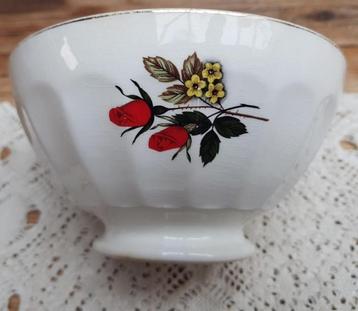 Vintage Franse spoelkom met rode rozen en gele bloemetjes beschikbaar voor biedingen