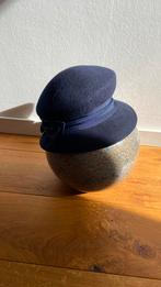 Hoed, donkerblauw, asymmetrisch., Kleding | Dames, Hoeden en Petten, Ophalen of Verzenden, Zo goed als nieuw