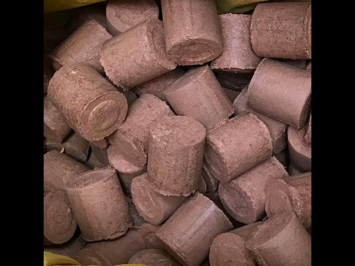 Mooie hardhout haardhout 25kg zak €7,- of 11 zakken €70,-, Dieren en Toebehoren, Dierenvoeding, Ophalen