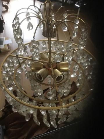 Mooie vintage kroonluchter met kristallen. beschikbaar voor biedingen