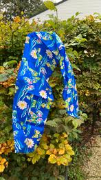 Dunne shawl in blauw, met vlinders en bloemen., Ophalen of Verzenden, Zo goed als nieuw