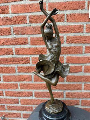 bronzen elegante vrouw danseres sculptuur beschikbaar voor biedingen