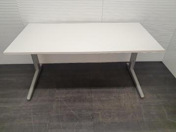 Bureau Ahrend Essa nieuw wit blad beschikbaar voor biedingen