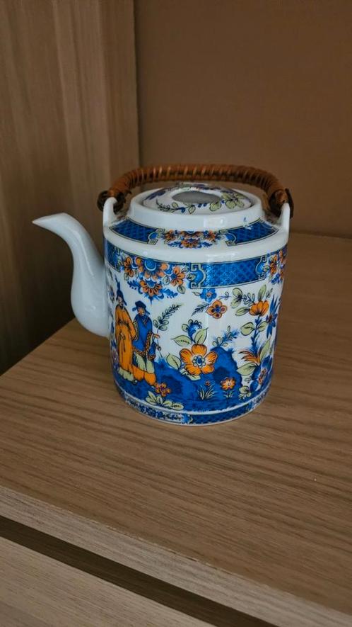 Vintage Theepot met Bloemmotief en Riet Handvat, Antiek en Kunst, Antiek | Keramiek en Aardewerk, Ophalen of Verzenden