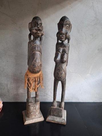 2  Afrikaanse beelden van hout beschikbaar voor biedingen