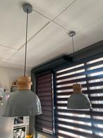 Grijze hanglampen met houten details, Huis en Inrichting, Lampen | Hanglampen, Ophalen, Zo goed als nieuw, Hout, Minder dan 50 cm