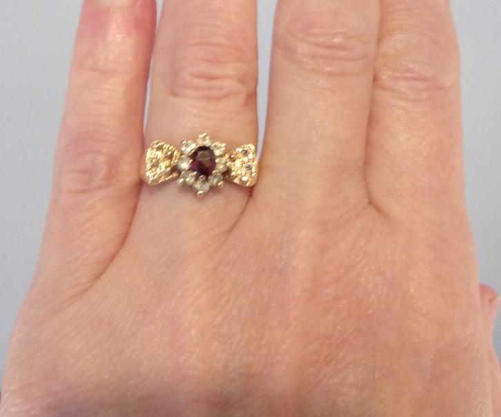 Elegante strikring geelgoud met granaat en witte topazen, Sieraden, Tassen en Uiterlijk, Antieke sieraden, Ring, Goud, Met edelsteen