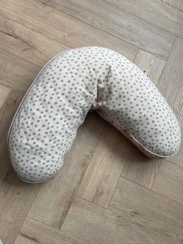 Voedingskussen DoneByDeer beschikbaar voor biedingen