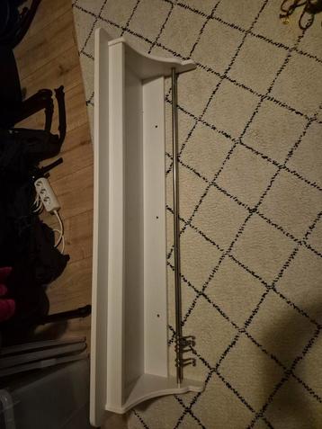 Wandgarderobe met roede en haken beschikbaar voor biedingen