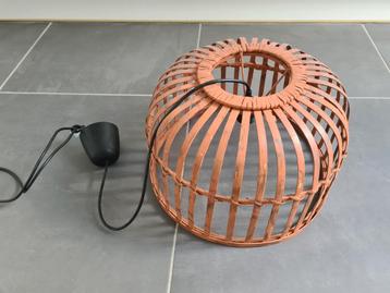 Grote roestkleurige hanglamp met rieten kap beschikbaar voor biedingen