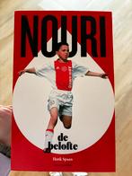 Nouri - De Belofte: Het verhaal van een voetbaltalent, Ophalen of Verzenden, Zo goed als nieuw, Sport