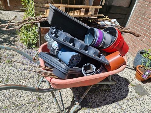 Plastic opkweekpotten/ bakjes.. een stuk gedroogd druiven ta, Tuin en Terras, Overige Tuin en Terras, Zo goed als nieuw, Ophalen
