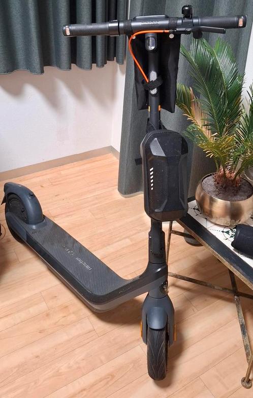 Segway Ninebot E2 Pro, Fietsen en Brommers, Steps, Zo goed als nieuw, Elektrische step (E-scooter), Ophalen