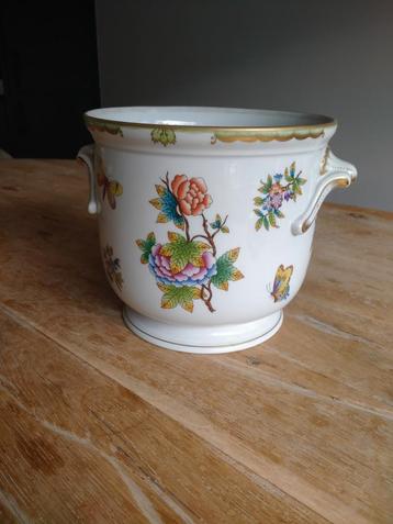 Mooie Queen Victoria porseleinen Herend bloempotten.  beschikbaar voor biedingen