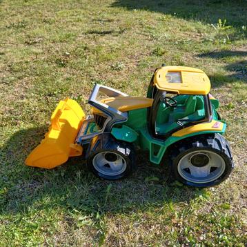 Grote tractor  beschikbaar voor biedingen