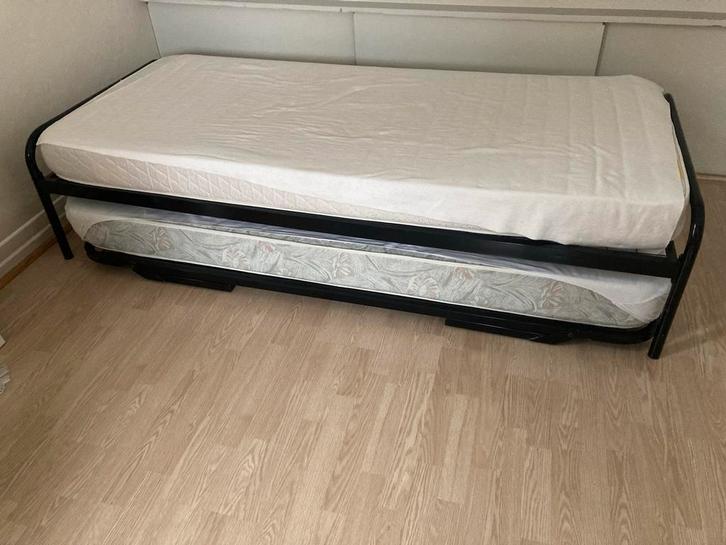 Uitschuifbed / Logeerbed!, Huis en Inrichting, Slaapkamer | Bedden, Zo goed als nieuw, Eenpersoons, 90 cm, 200 cm, Metaal, Zwart