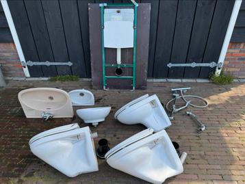 Hangend Toilet 4 x, 3 x Wastafel, Inbouwreservoir, Mengkraan beschikbaar voor biedingen