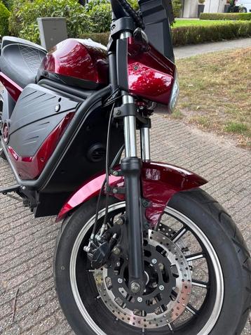 Electrische Motor. 200km rijbereik. Zogoed  als nieuw beschikbaar voor biedingen