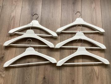 Kledinghangers beschikbaar voor biedingen