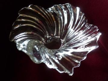 Grote glazen fruitschaal beschikbaar voor biedingen