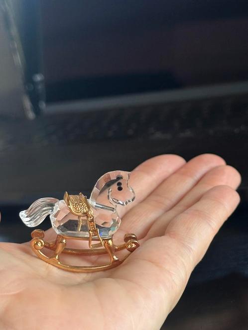 Swarovski kristallen hobbelpaard – met vergulde details, Verzamelen, Swarovski, Zo goed als nieuw, Verzenden