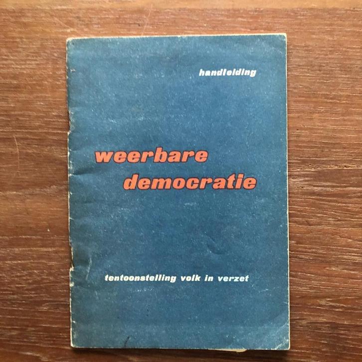 1946 Handleiding Tentoonstelling Weerbare Democratie op, Boeken, Oorlog en Militair, Gelezen, Overige onderwerpen, Tweede Wereldoorlog