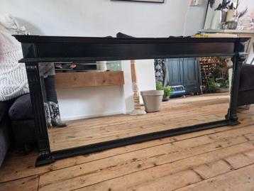 Grote oude spiegel met houten lijst beschikbaar voor biedingen
