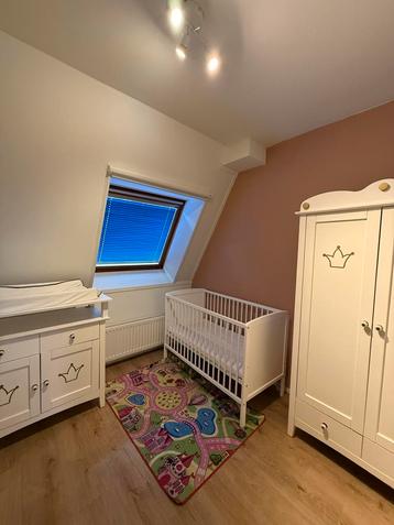 Babykamer set: Kast, commode & bedje beschikbaar voor biedingen