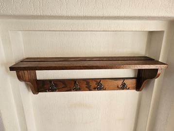 Antieke wandkapstok beschikbaar voor biedingen